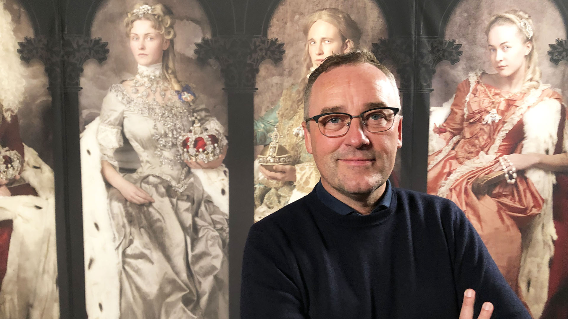 Peter Ingemann tager gennem seks programmer danskerne på en historisk rejse tilbage i tiden og går blandt andet tæt på det danske monarkis historie. (Foto: Heartland / TV 2)