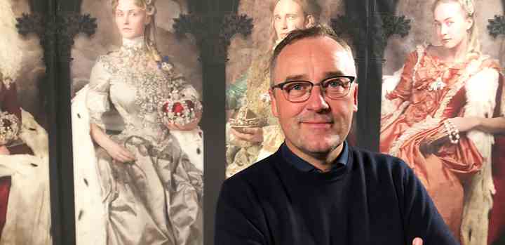 Peter Ingemann tager gennem seks programmer danskerne på en historisk rejse tilbage i tiden og går blandt andet tæt på det danske monarkis historie. (Foto: Heartland / TV 2)