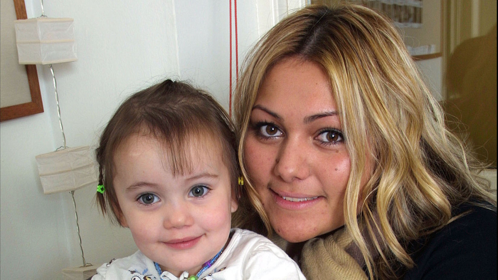 Stephanie, to år med mor Christina.