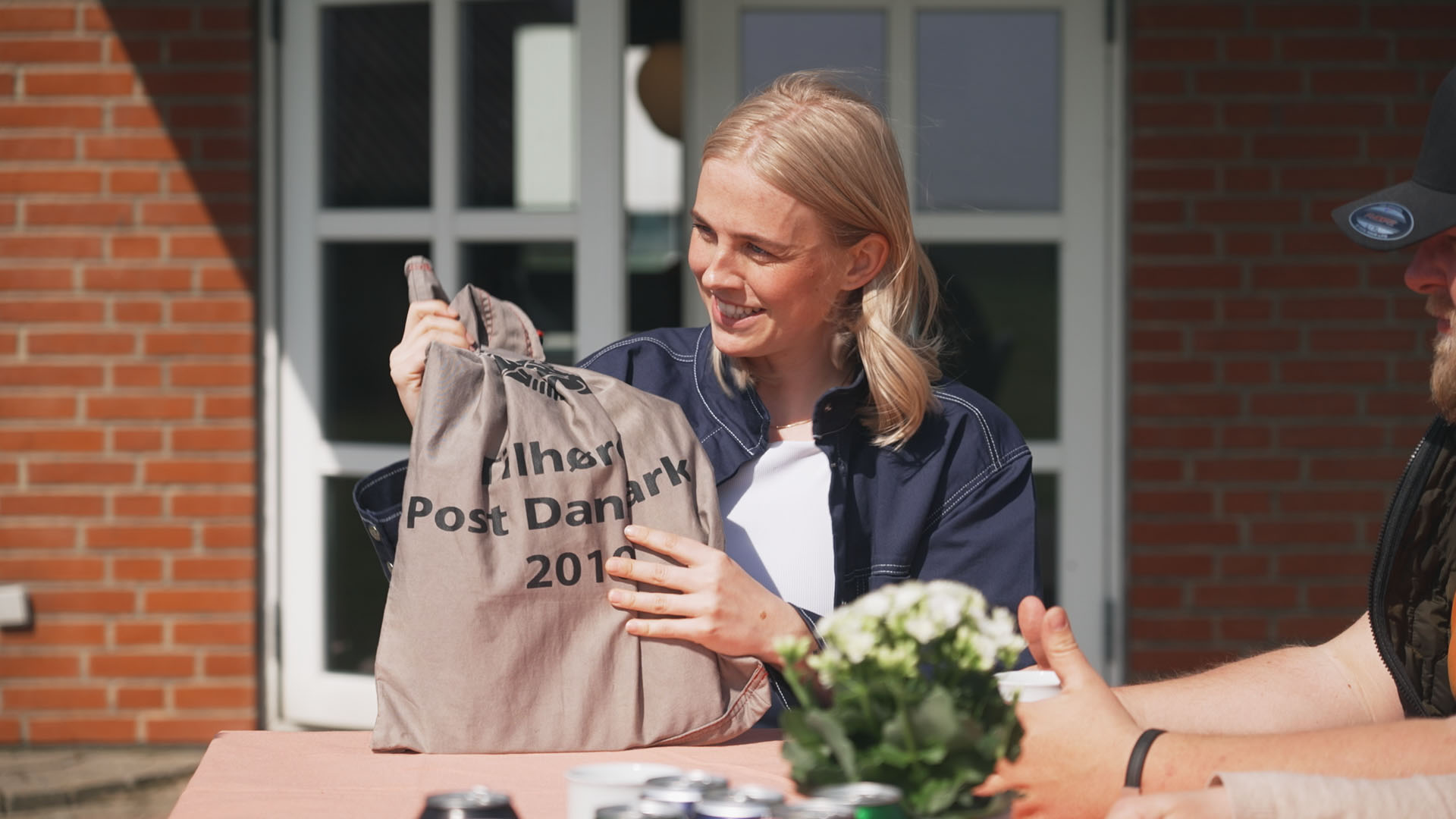 Sofie kommer med post.