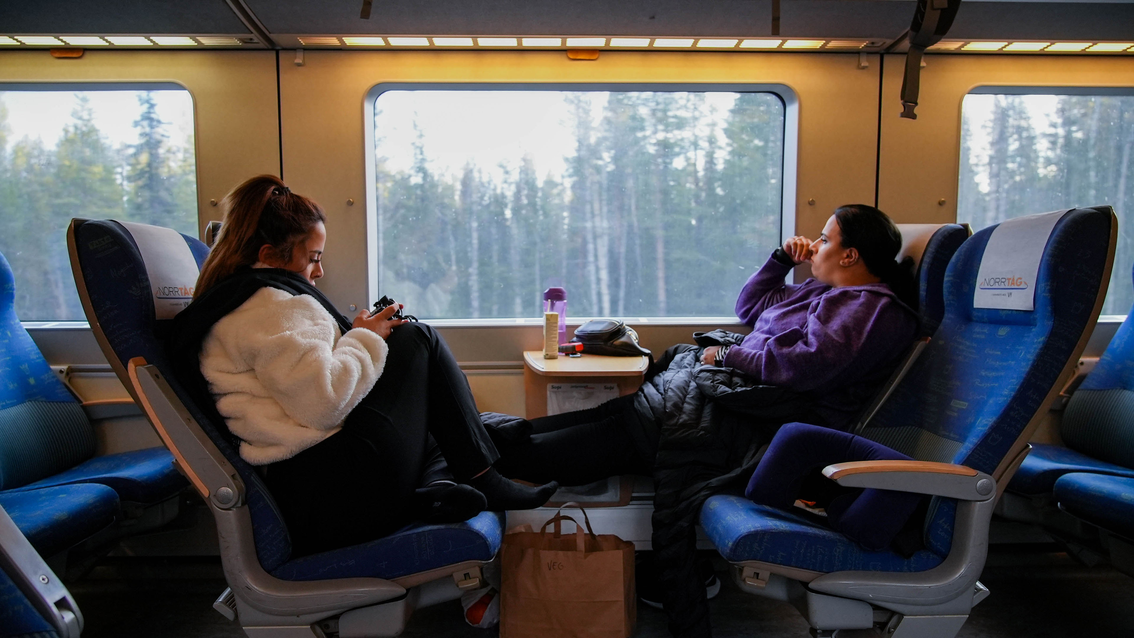 Mariam og Jasmin i svensk tog.