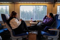 Mariam og Jasmin i svensk tog.