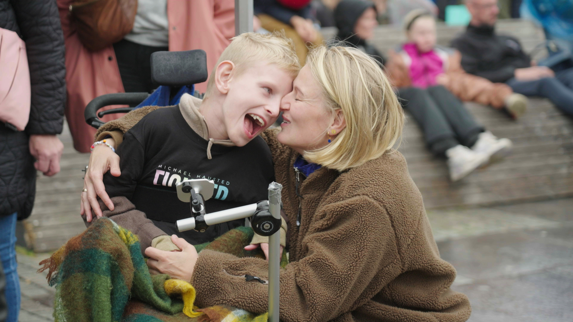 Walther med sin mor i 'De sjældne danskere' sæson seks episode fire. 