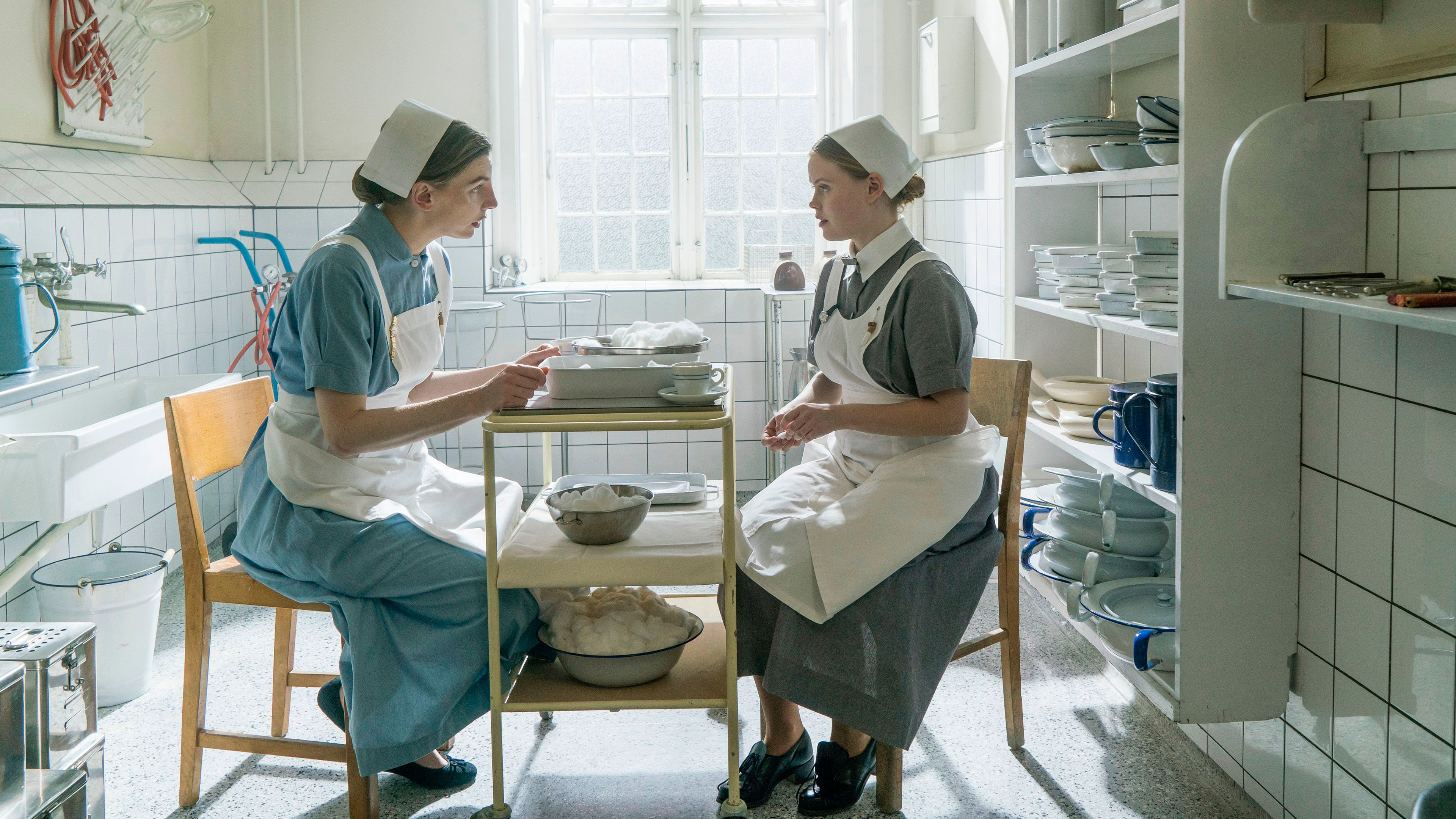 Molly Egelind som Anna Rosenfeld og Andrea Heick Gadeberg som Marie Skov i 'Sygeplejeskolen IV' fra 2020.