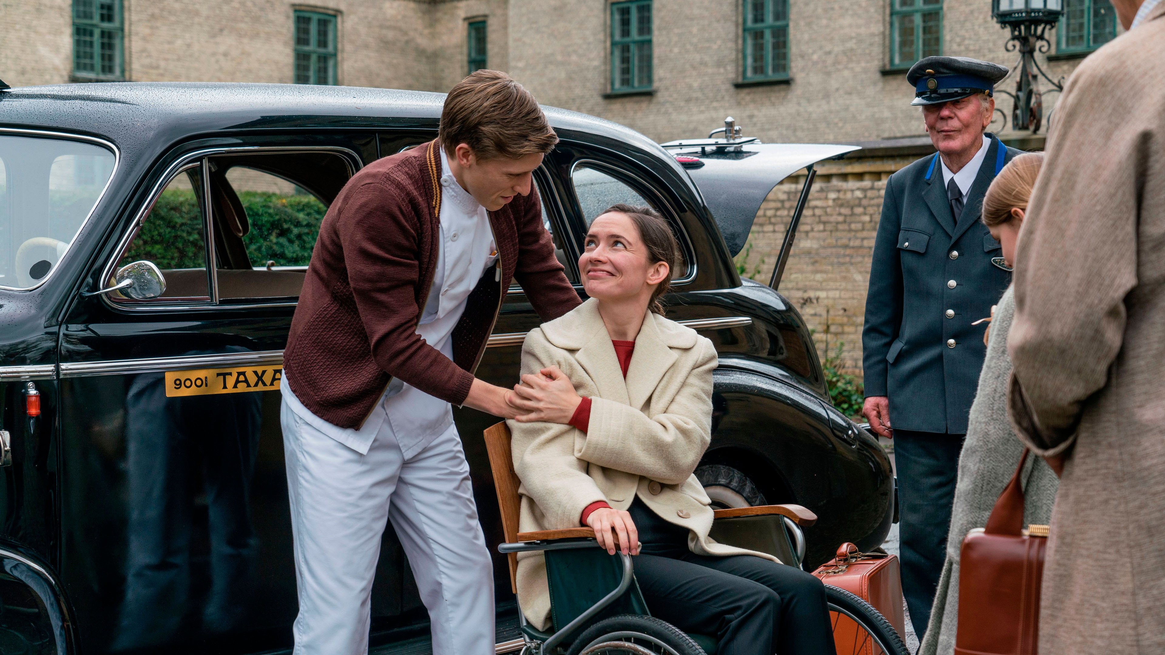 Mikkel Becker Hilgart som Peter Rømer og Neel Rønholt som Birgit Lund i 'Sygeplejeskolen IV' fra 2020.