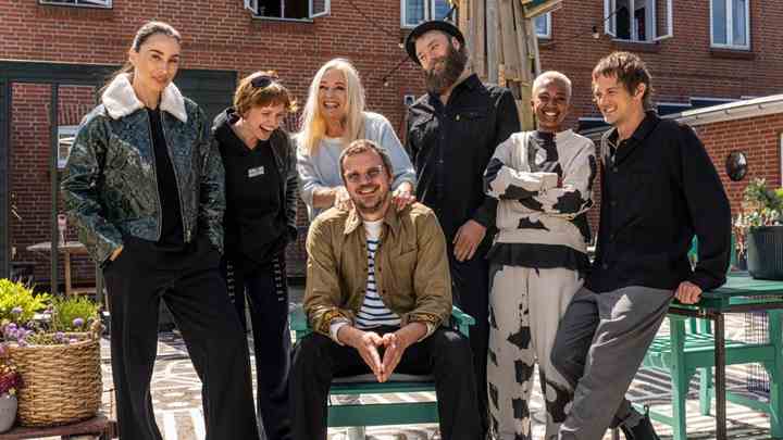 Medina, Dopha, Anne Linnet, Peter Sommer, Thomas Alstrup, Mekdes og Simon Alstrup er klar til optagelserne på den kommende sæson af 'Toppen af poppen'.