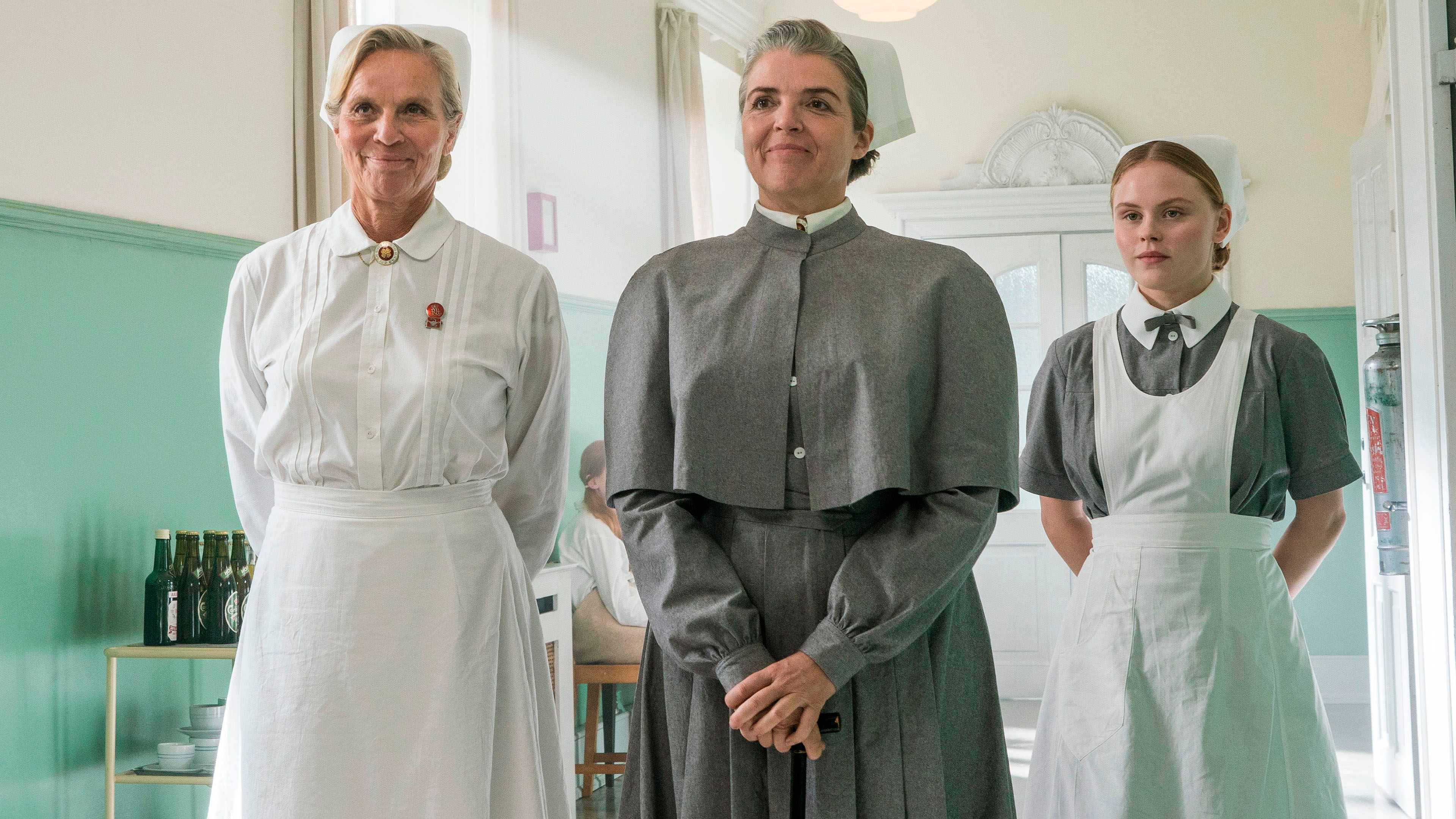 Benedikte Hansen som Margrethe Lund, Lotte Andersen som søster Elisabeth Lange og Andrea Heick Gadeberg som Marie Skov i 'Sygeplejeskolen IV' fra 2020.