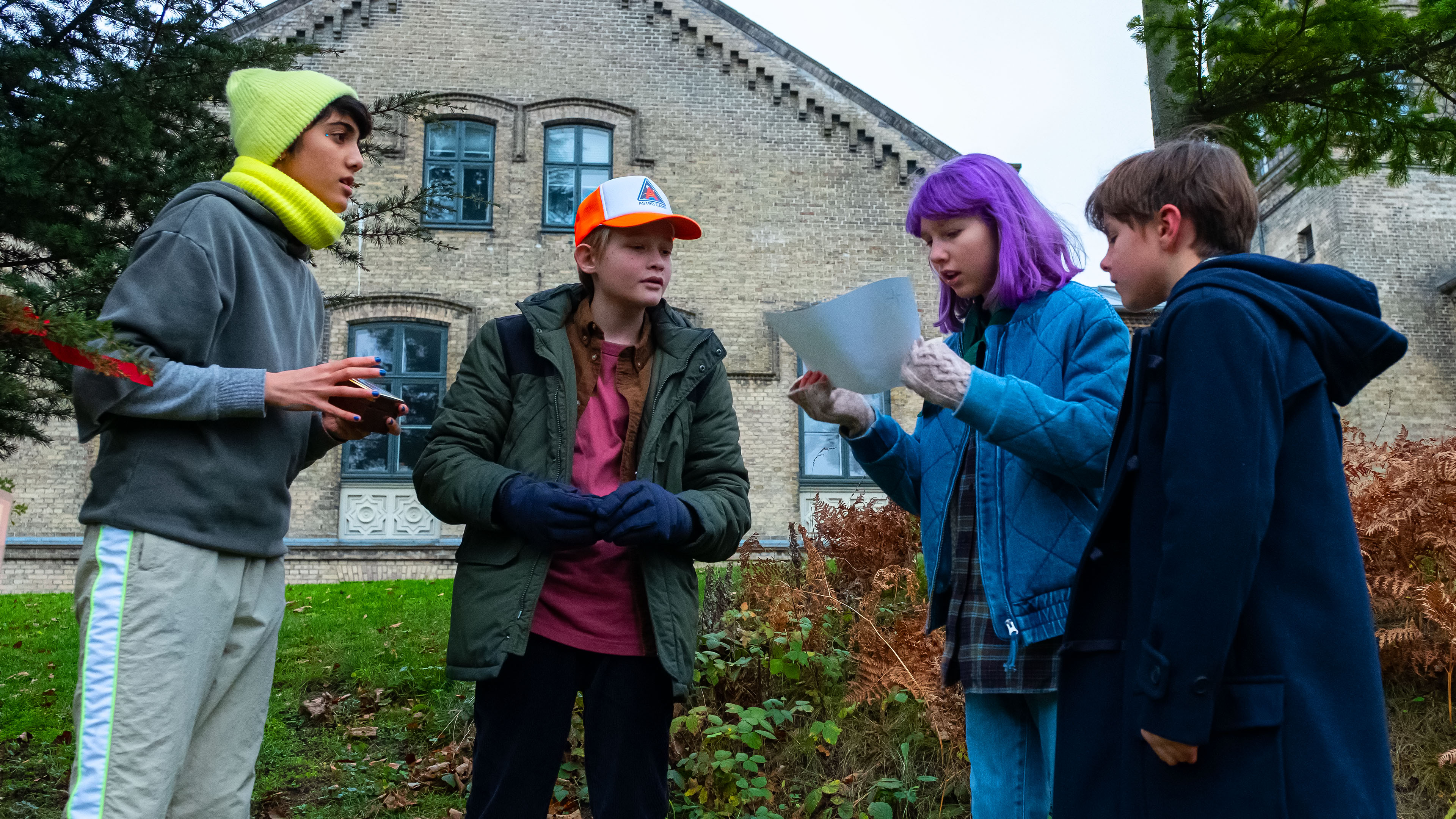 Noor (Shireen Rasool), Elias (Bertil Karlshøj Smith), Mie (Anna Frederikke Heerulff Christiansen) og Johannes (Luca Reichardt Ben Coker) i ’Kometernes jul’. (Foto: Christian Geisnæs / TV 2)