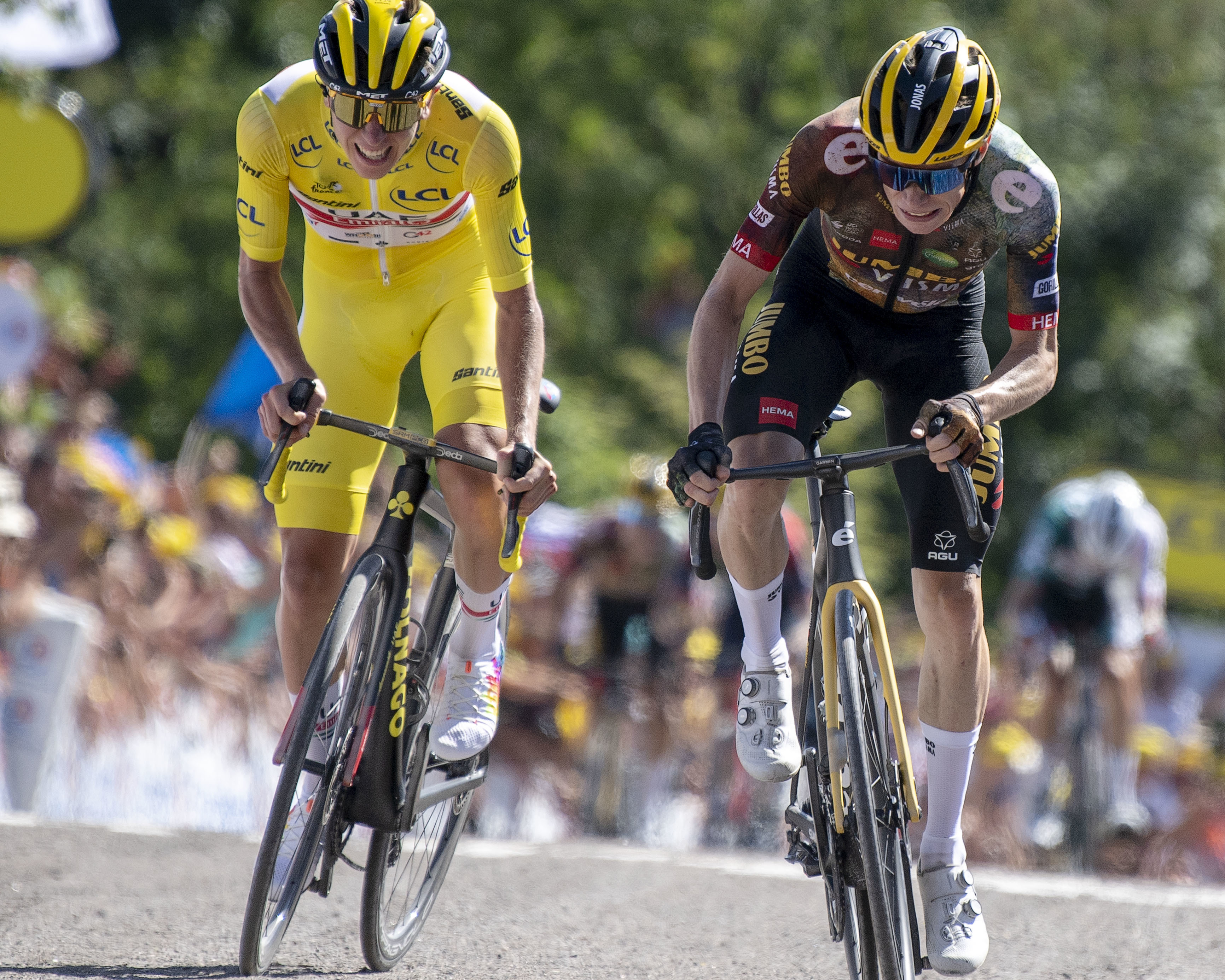 Jonas Vingegaard (til højre) i duel med Tadej Pogacar under Tour de France 2022. Foto: Niels Meilvang/Ritzau Scanpix/TV 2