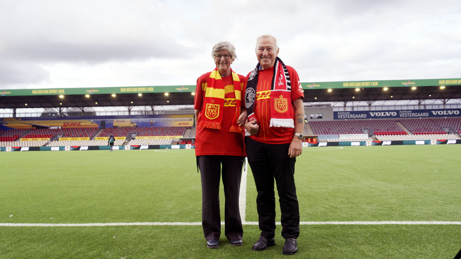 FC Nordsjælland-fan Erland inviterer sin gamle flamme med på stadion. 