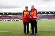 FC Nordsjælland-fan Erland inviterer sin gamle flamme med på stadion.