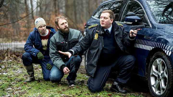 Mick Øgendahl som René, Kasper Gross som Martin og Jesper Ole Feit Andersen som Lasse i det senest viste tv-afsnit af ’Minkavlerne II’. Hele sæsonen kan nu ses på TV 2 PLAY.
