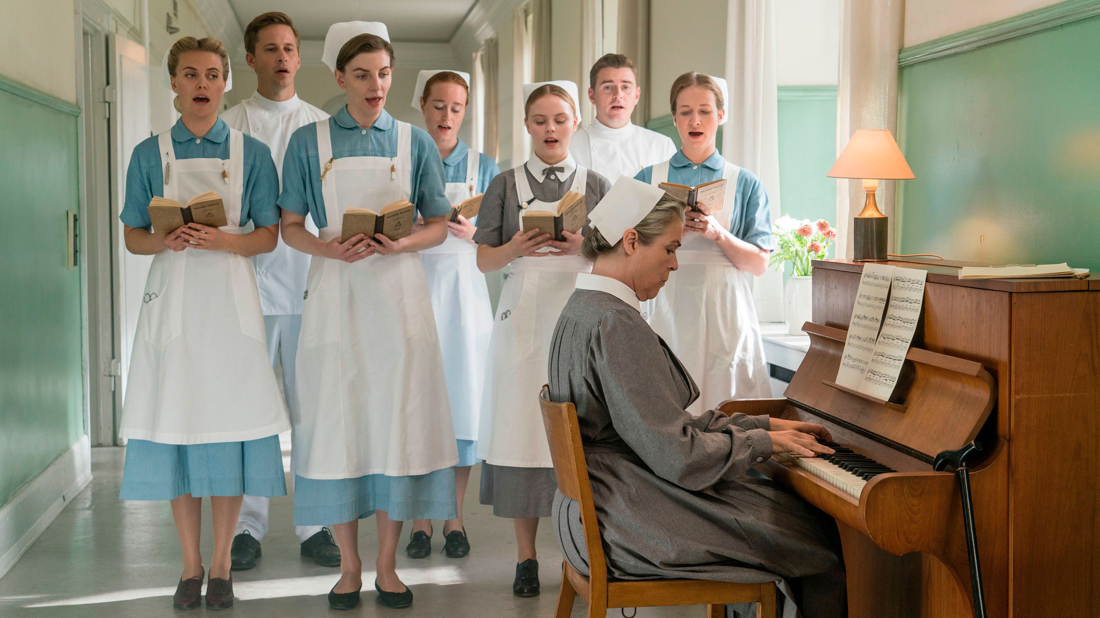 Anna Stokholm som Lis Sommer, Jakob Åkerlind som Aksel Rasmussen, Molly Egelind som Anna Rosenfeld, Andrea Heick Gadeberg som Marie Skov, Jesper Groth som Bjørn Toft, Lotte Andersen som søster Elisabeth Lange og Ulla Vejby som Else Andersen i 'Sygeplejeskolen IV' fra 2020.