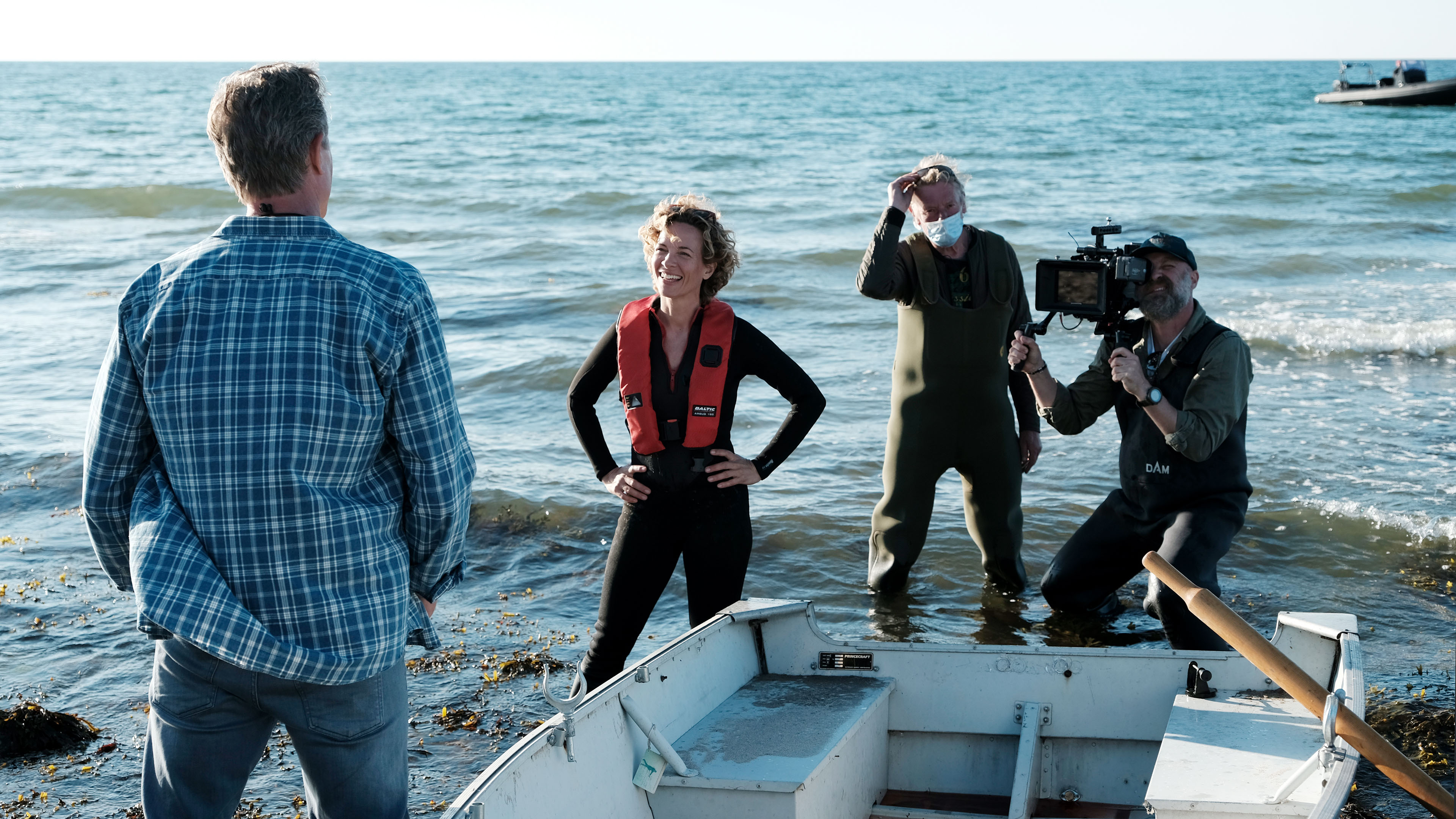 Peter Mygind som chefefterforsker Dan Sommerdahl og Maibritt Saerens som kystvagt Josefine Sundby under optagelserne til 'Sommerdahl III' fra 2021. 